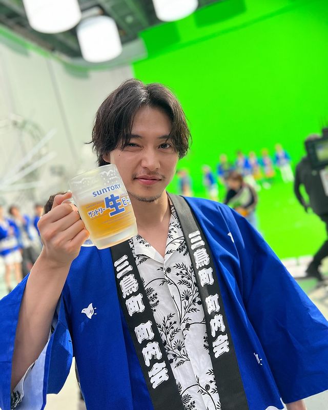 Instagram post by @kentooyamazaki_mg for Suntory. Caption reads: サントリー生ビール新CM解禁！
#PR
#サン生
#撮影中の山﨑さん.