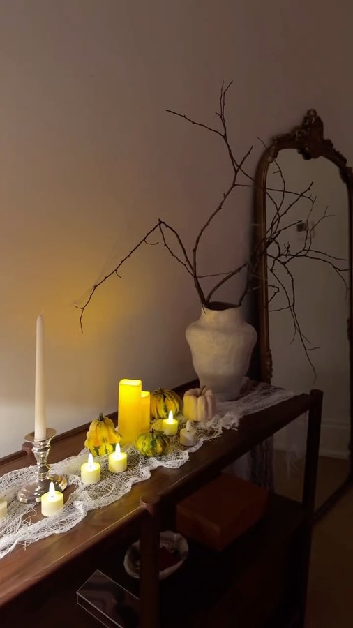 Instagram post by @cassiabaert for Philips Hue. Caption reads: Happy Halloween! 👻.