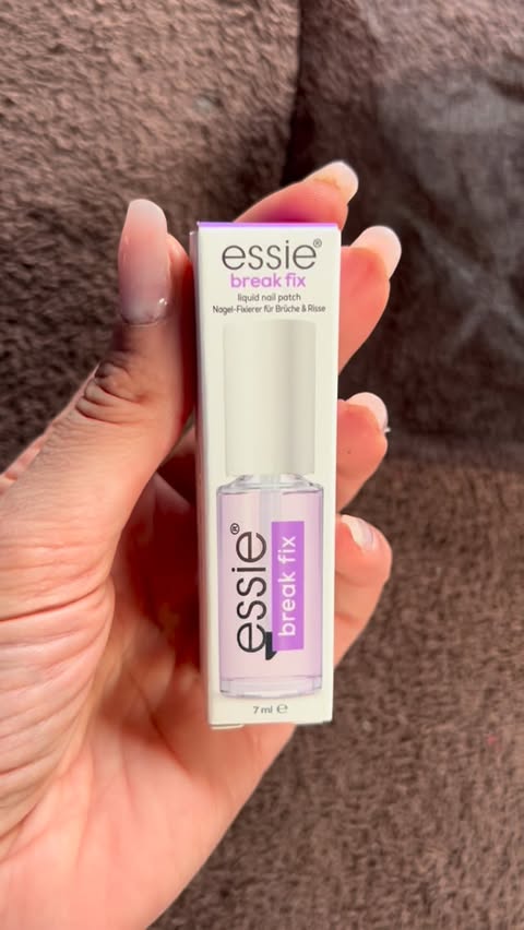 Instagram post by @paola._cap for essie. Caption reads: Unghie curate e sane @essie #productsentby....