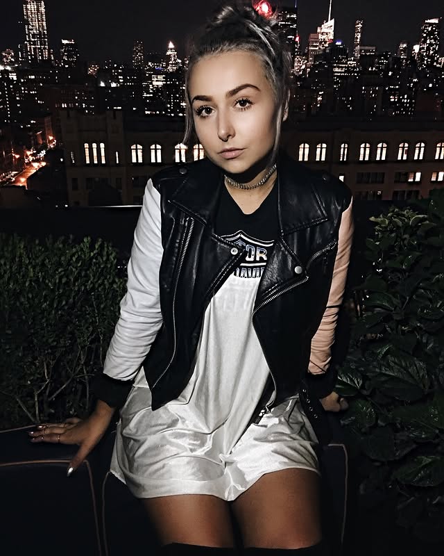 Instagram post by @nicolealyseee for Maybelline. Caption reads: [...] girl. 🩶⭐️ I signed a year long contract....