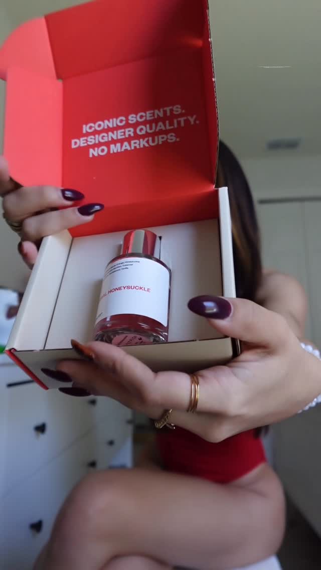 Instagram post by @m.a.r.y.l.u for Dossier. Caption reads: grwm con @dossierperfumes....