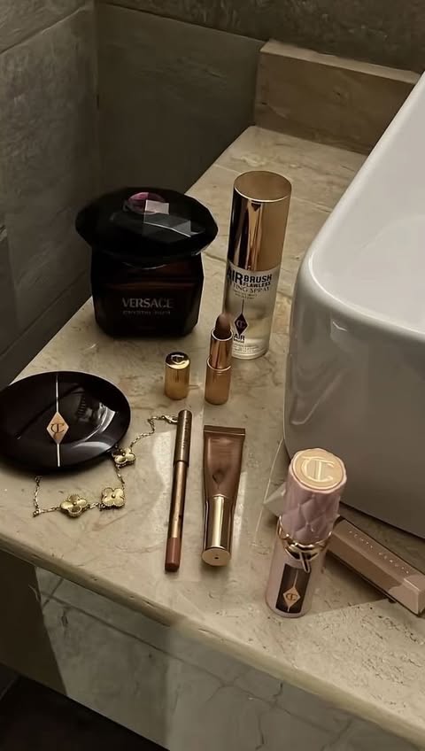 Instagram post by @gulcerkenci for Maybelline New York Türkiye. Caption reads: guzl bnc @benefitturkiye pore primer....