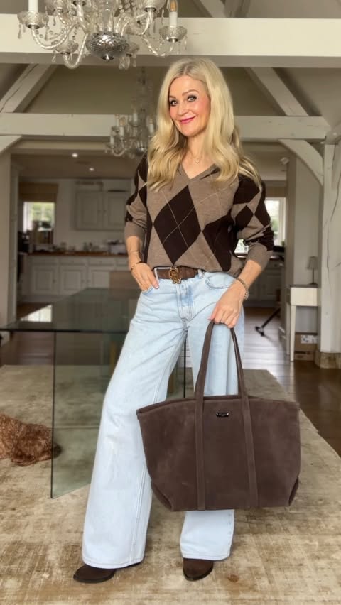 Instagram post by an influencer for Saint and Sofia. Caption reads: [...] Jeans @aninebing Boots @saintandsofia *....