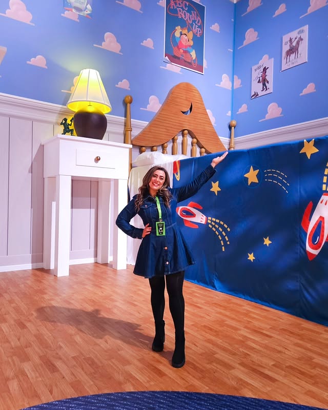 Instagram post by an influencer for Disney UK. Caption reads: [...] #mundopixar #disneyuk #london @disneyuk....