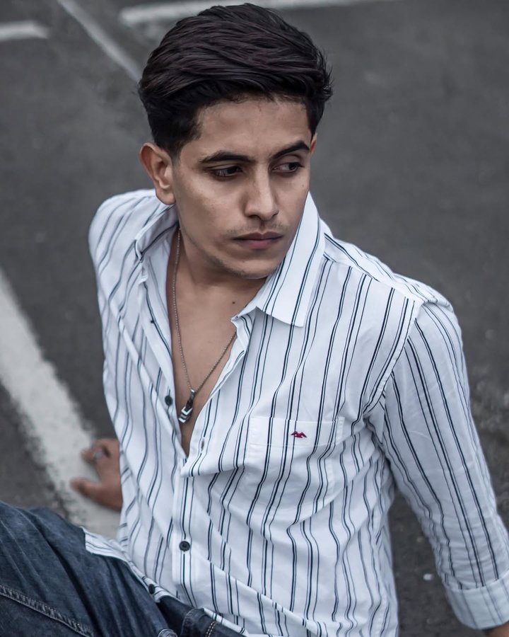 Instagram post by @theabhishekrathod for Viral Pitch. Caption reads: It’s bold, It’s classic, it’s chic and trendy.....