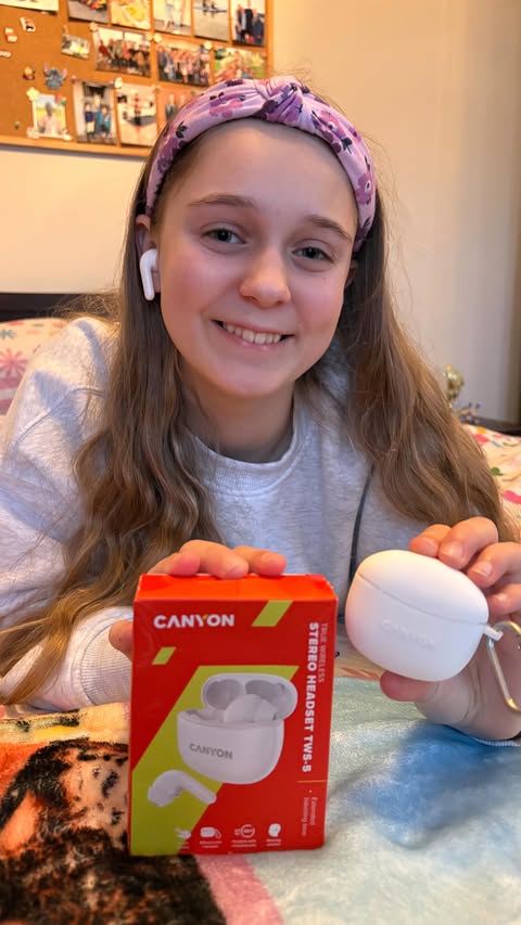 Instagram post by @indiaandmaxwellsadventures for Ryman. Caption reads: [AD] 🧡 Canyon Stereo Headset 🧡

🎶 Sick and....