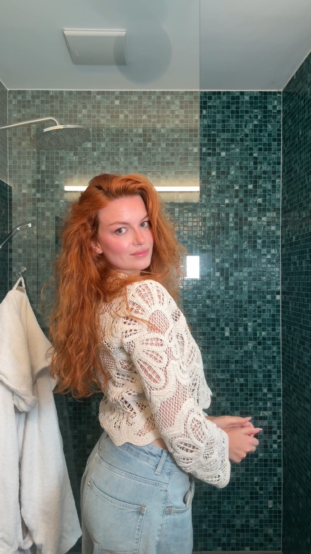 Instagram post by @leoniederow for Schwarzkopf. Caption reads: Werbung | beachy hair ohne beach? Kein Problem mit....