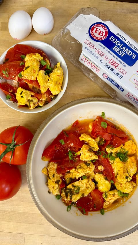 Instagram post by @peggy_shoo for Eggland's Best. Caption reads: [...] comfort meals 🍳🍅 I picked up @egglandsbest....