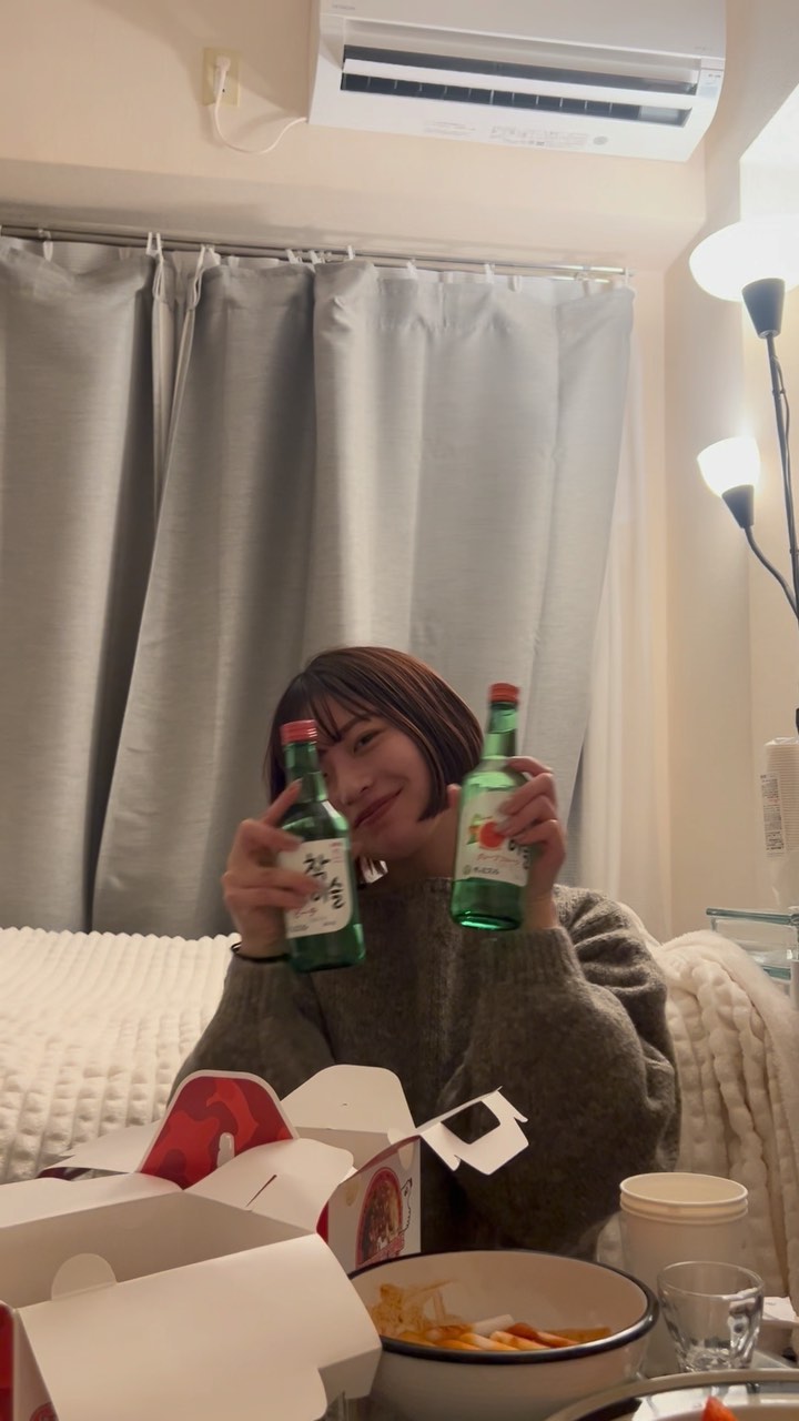 Instagram post by @1004_natsu for HiteJinro Global. Caption reads: ゆったり宅飲みだいすきっ🍶

韓国料理と合わせてチャミスル飲んだり、キャップでゲームしたり…✨

....