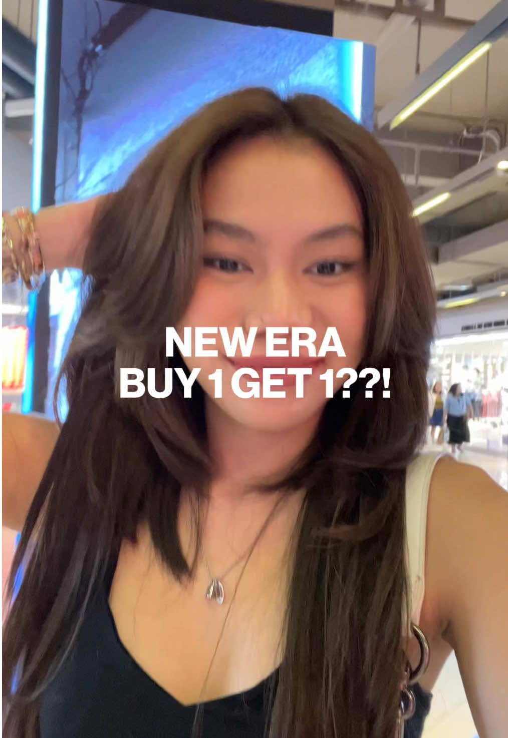 TikTok post by @hazellitaa for New Era Cap. Caption reads: kalo kemaren sepatu…skrg topi @neweracap jugaa ....