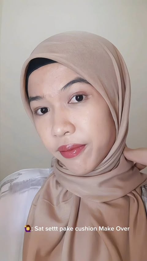 Instagram post by @vava.oy for MAKE OVER Cosmetics. Caption reads: Satt sett pake Cushion Make Over @makeoverid....