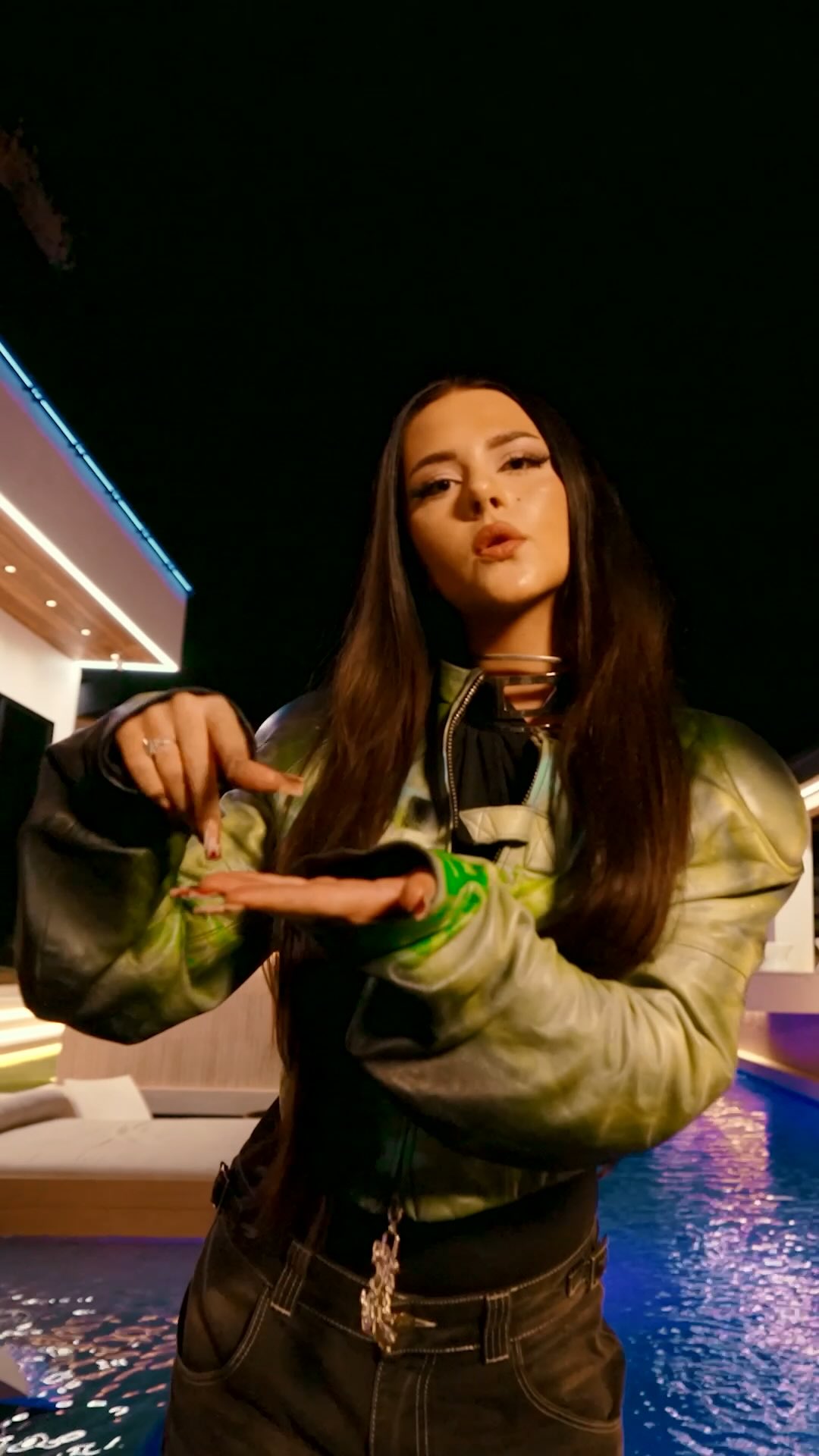 Instagram post by @chiaraecalisto_ for Amazon Music. Caption reads: „Victory“ 👑 Donnerstag 23:59 Uhr.