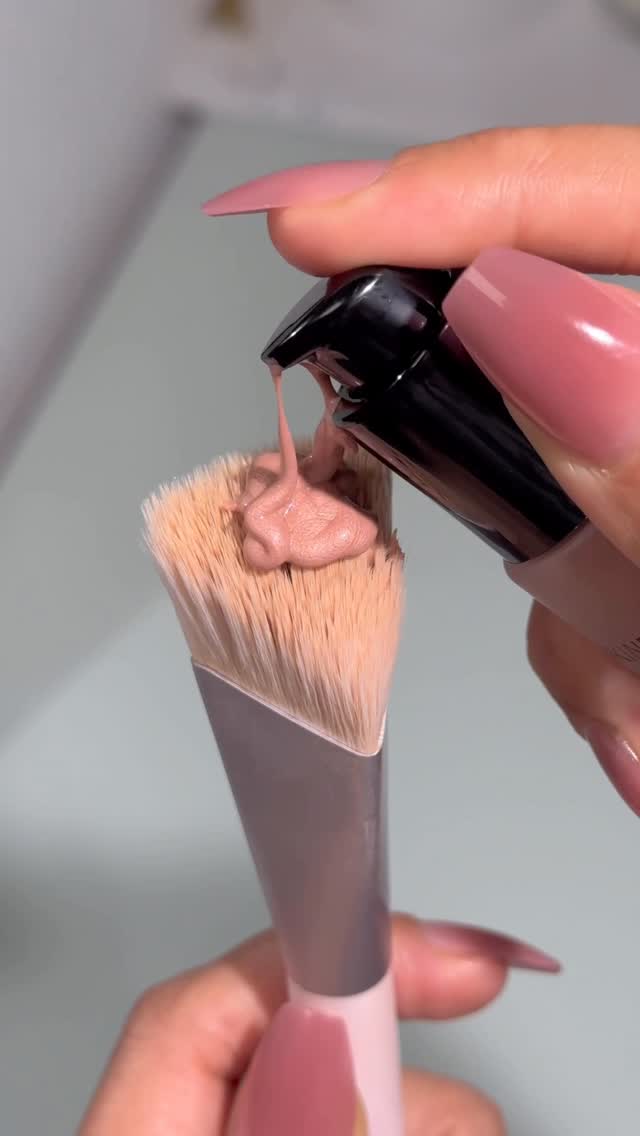 Instagram post by @anniiearif for Kiss Products. Caption reads: [...] #maclightstruck #glowmakeup Nails....