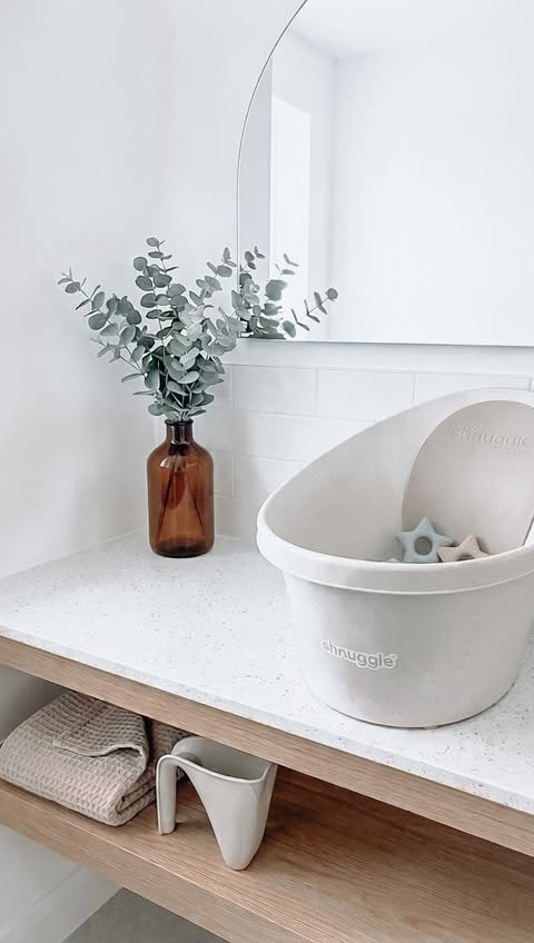 Instagram post by @ellakennyofficial for Shnuggle. Caption reads: [...] bathtime with our new taupe set from....
