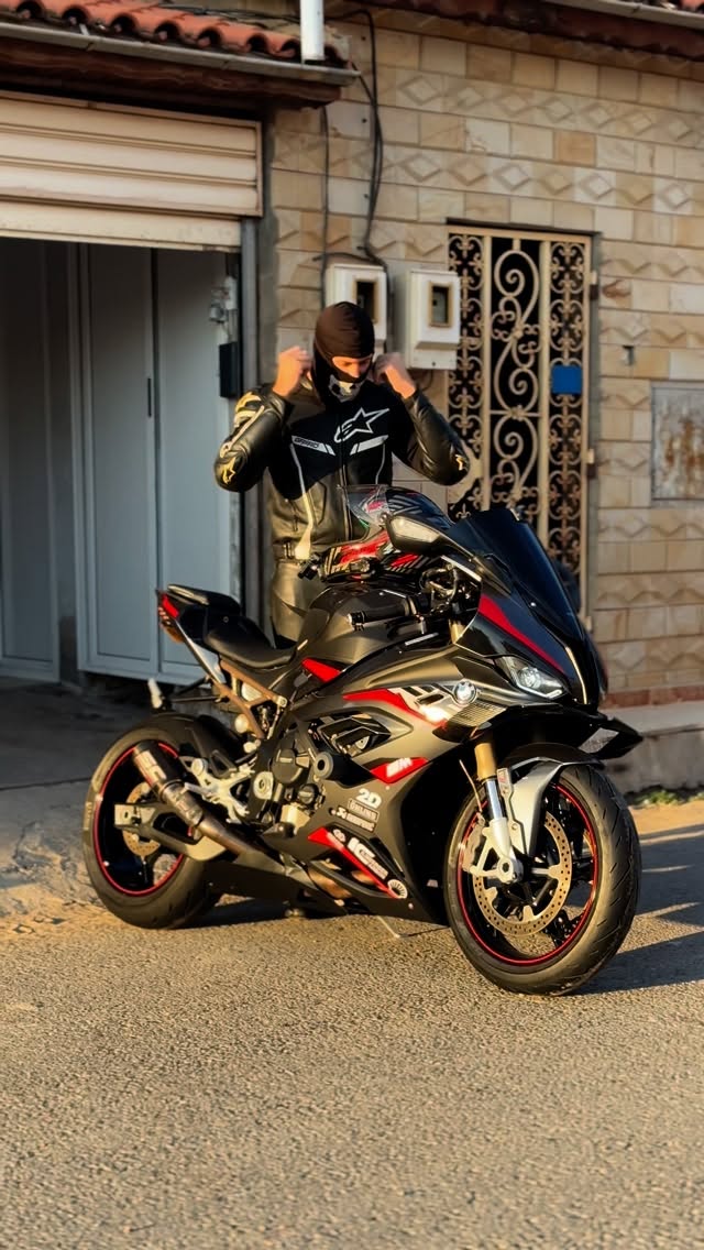 Instagram post by @saber_amichi for BMW Motorrad. Caption reads: BMW S1000rr ❤️

#bmw #s1000rr #bmwmotorsport....