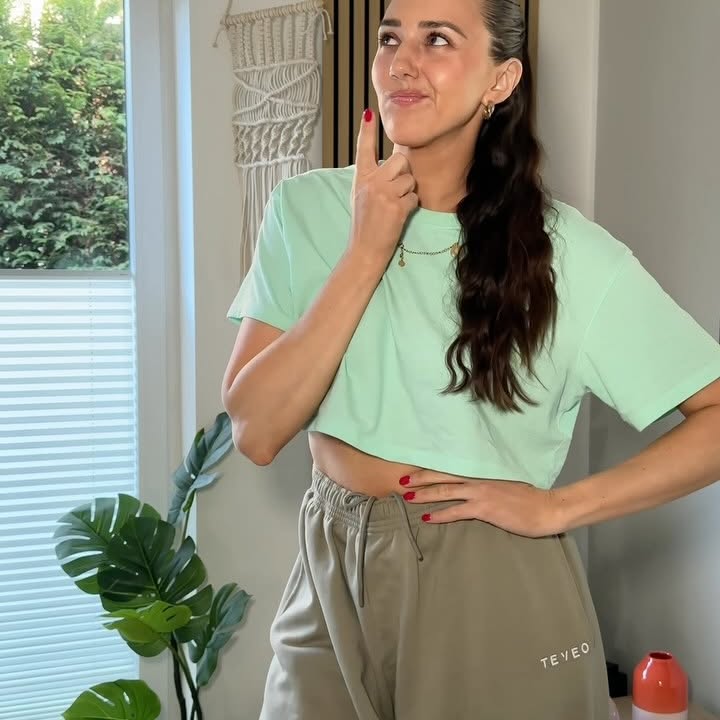 Instagram post by @isabel.cnrd for SASSYCLASSY. Caption reads: Outfit inspo 💛

Bluse @sassyclassy 
Jeans....