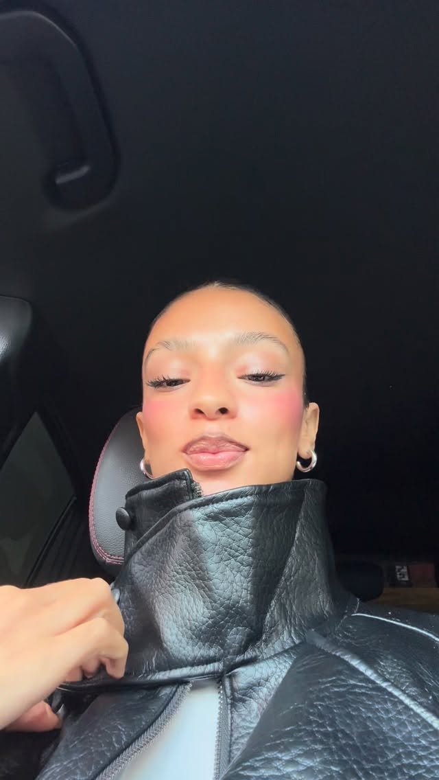 Instagram post by @ssmirii for Mugler. Caption reads: cosa c'è nel mio beauty in macchina 🚗  vi lascio....