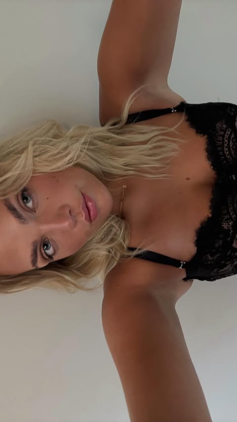 Instagram post by @isadeejansen for Hunkemöller. Caption reads: It’s not that hard, just anything hunkemöller will....