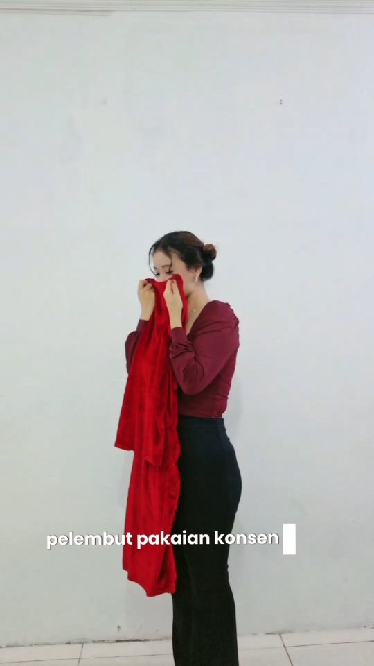 Instagram post by @hasnaoct for Alfamart. Caption reads: Wangi di baju bisa bantu naikin mood dan tampil....