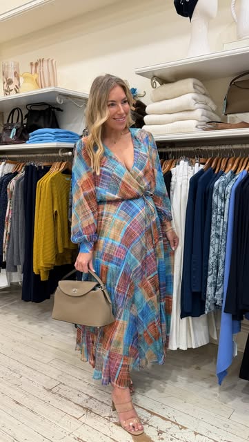 Instagram post by @mumma_to_glamma for Blue Illusion. Caption reads: [...] a size 10 #styleinspo #WinterStyle....