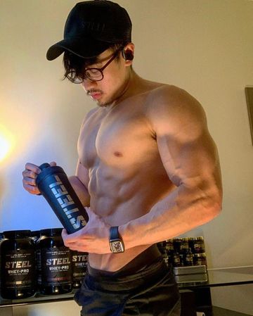 Instagram post by @shreddedd_chicken for Steel Supplements. Caption reads: [...] 😂 should I bring it....