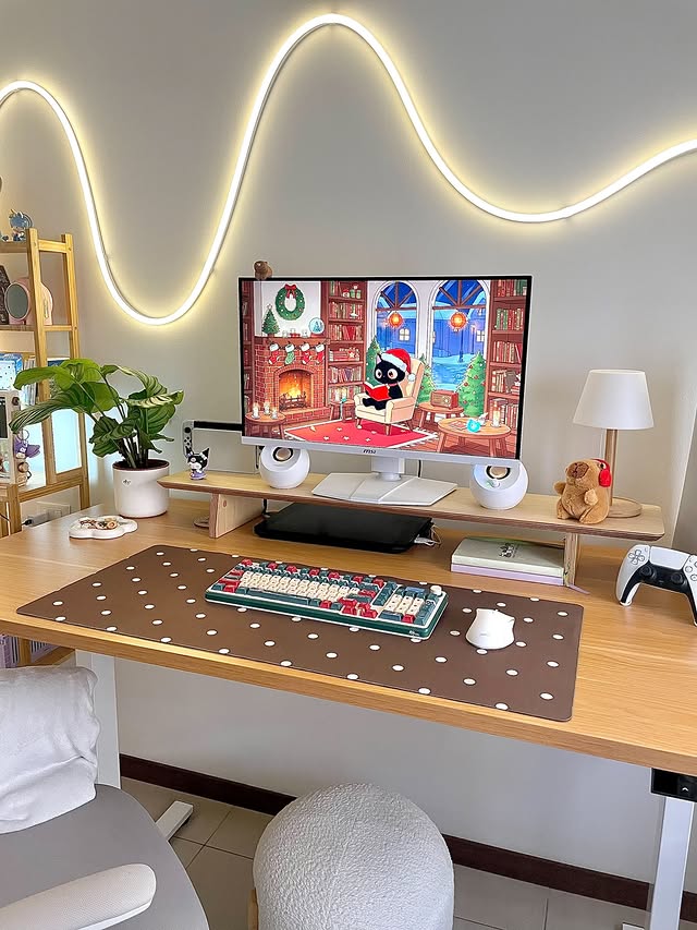 Instagram post by @libragamingcozy for Royal Kludge. Caption reads: Merry Christmas to all of you 🎄❤️ Keyboard from....