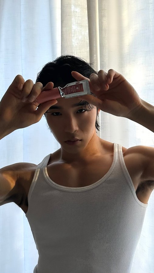 Instagram post by @theedwardpark for Naturium. Caption reads: #NaturiumPartner Let’s review 5 skincare empties....