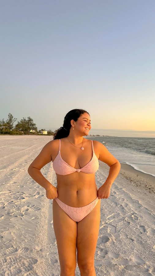 Instagram post by @alexabrutus for Dippin' Daisy's. Caption reads: ready for more beach days with @dippindaisys....