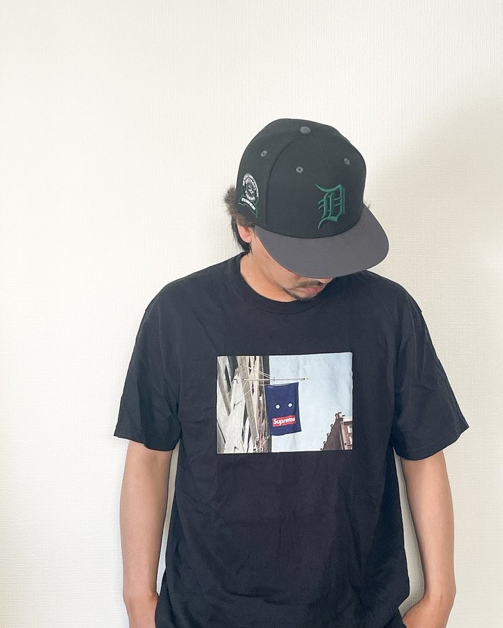 Instagram post by @ame.spi for New Era Cap. Caption reads: ツバ裏は何色だ？😗
___⠀
.59FIFTY .黒灰緑の配色が良き
___⠀
Tshirts:....