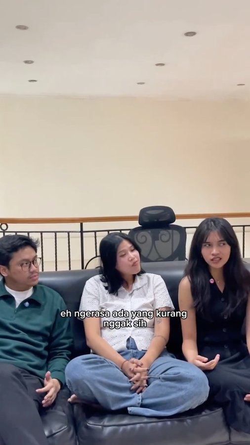 Instagram post by @volix.media for Smirnoff. Caption reads: Hangout sama temen, nonton film, itu aja udah fun....