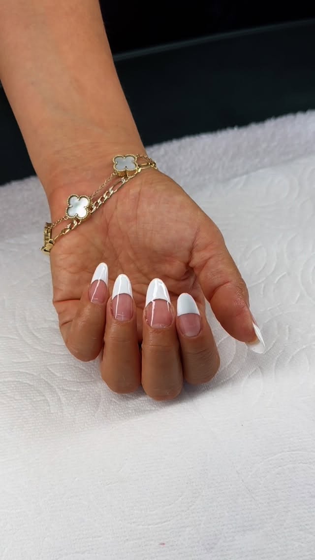 Instagram post by @esme25sz for Modelones. Caption reads: Soft nails Tips 👌🏻 @modelones....