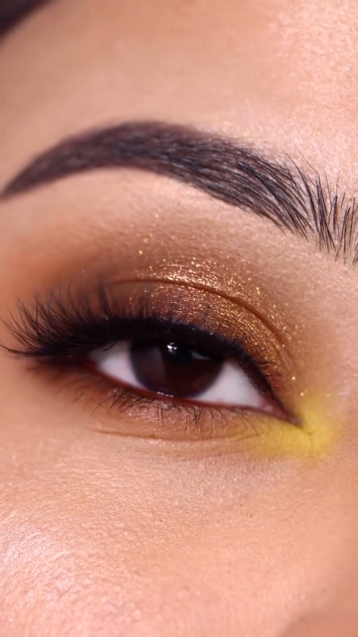 Instagram post by @palletesandpaint for Praush Beauty. Caption reads: Was feeling yellow so decided to also create one....