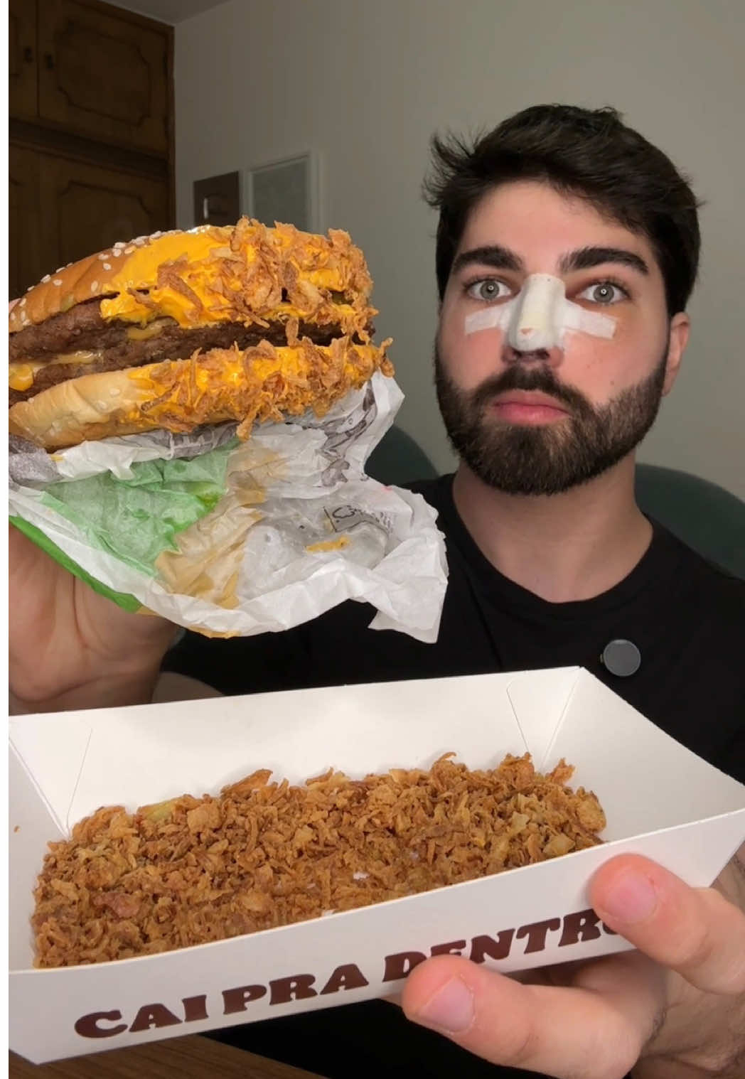 TikTok post by @soutino for BURGER KING. Caption reads: Provando o Molho & Crispy do BK com vocês! 😋 Como....