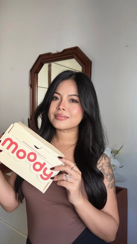 Instagram post by @_daisysas for moodylenses. Caption reads: Currently obsessed with @moodylenses_official 🤎🍁....