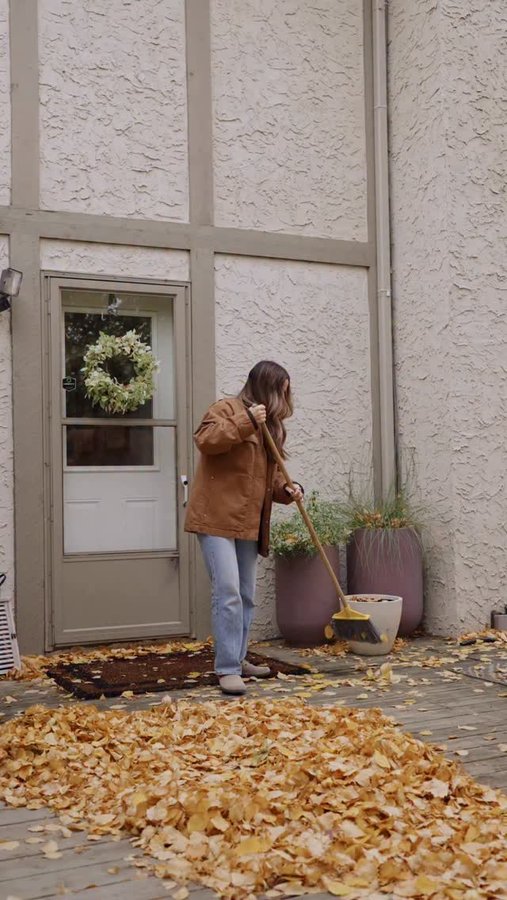 Instagram post by @kelsikendel for Best Buy. Caption reads: Just a girl who went online for a leaf blower and....