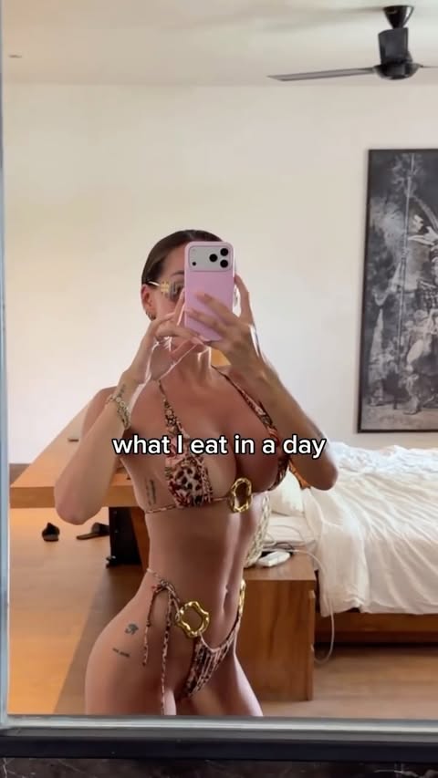 Instagram post by @tatumsara for More Nutrition. Caption reads: what I eat in a day ☕️🥕🥦🍉🍍🥩🥚 Anzeige |....