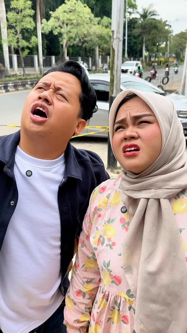 Instagram post by @yuandatralala for F2C Furniture. Caption reads: Hah? Ada apa ?

Wah ada Promo Bazar Furniture 
Yok....