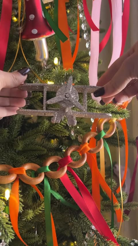 Instagram post by @victoriassecretss for Balsam Hill. Caption reads: A small detail that makes a difference.
Hair....