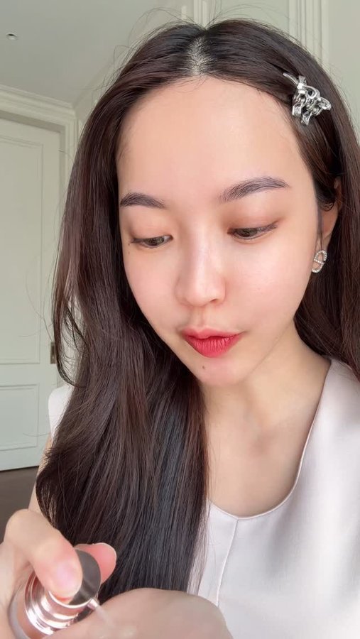 Instagram post by @glloysght for Skintific Thailand. Caption reads: เซรั่มตัวฮิตตของ Skintific !....