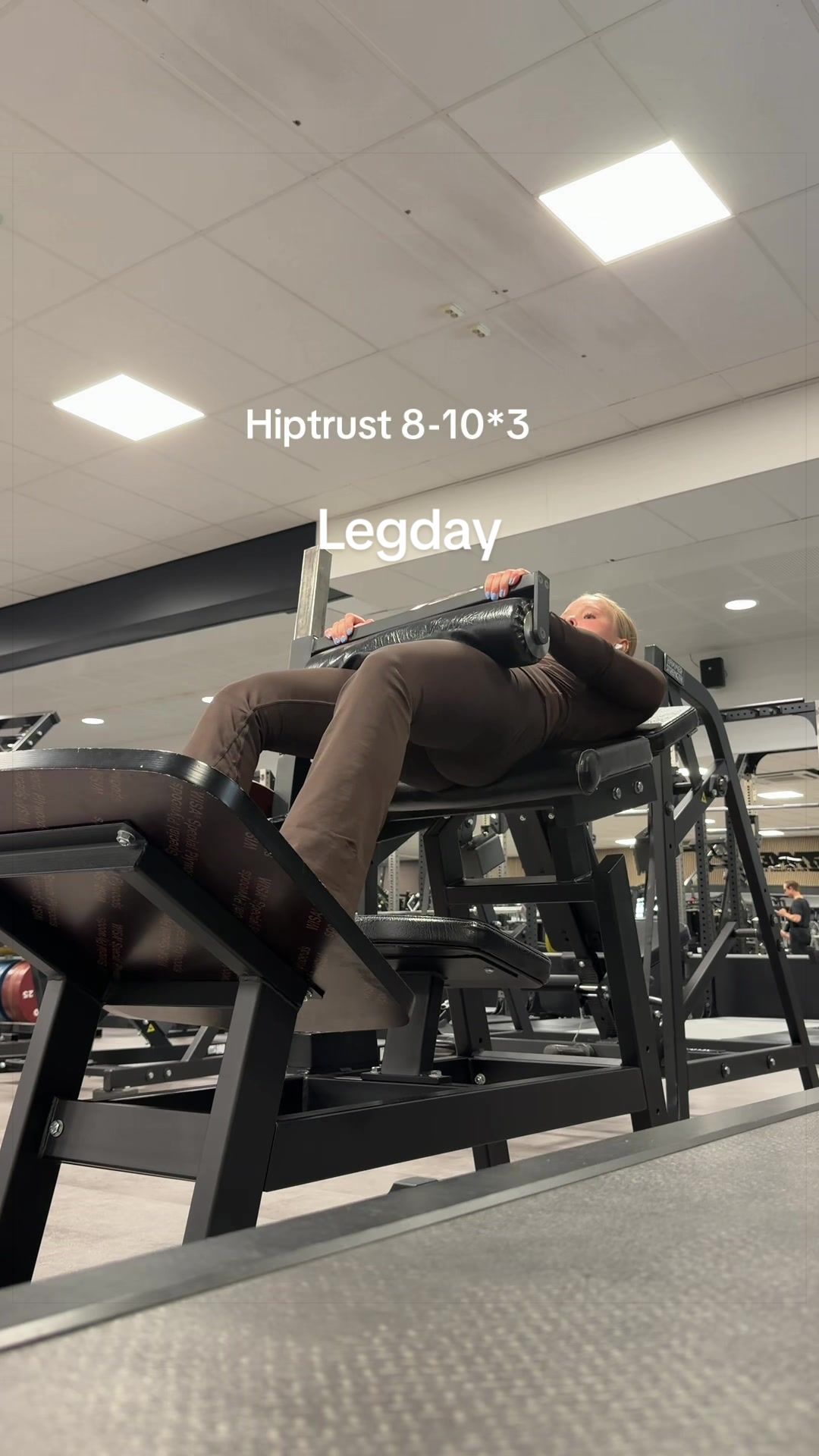 TikTok post by @almagrans for RELODE. Caption reads: Testa!! ALMA @RELODE. 🐻🤎#legday #legworkout....