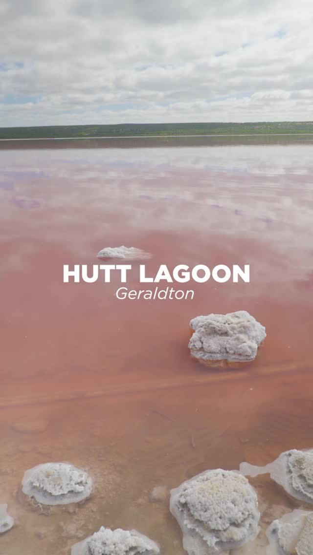 Instagram post by @andrewkalaweit for Western Australia. Caption reads: siapa sangka di australia barat terdapat danau....