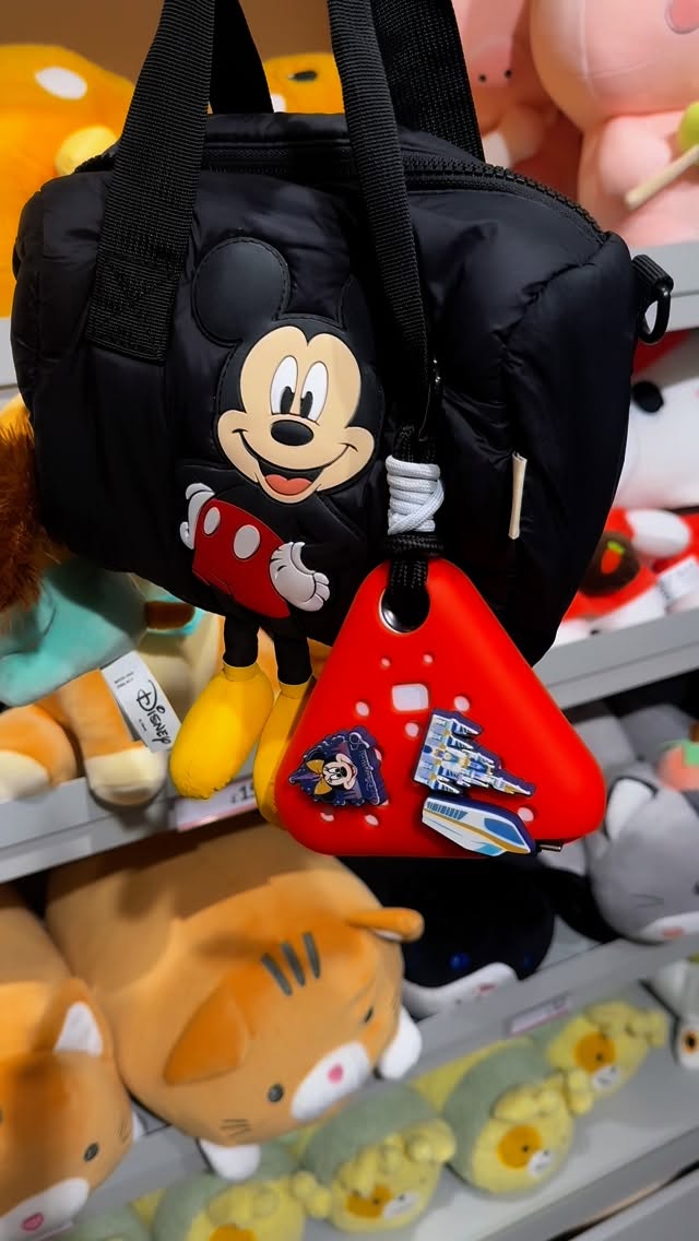 Instagram post by @thekatykd for FansDreams. Caption reads: [...] 😍

The McChaos charging bank from....