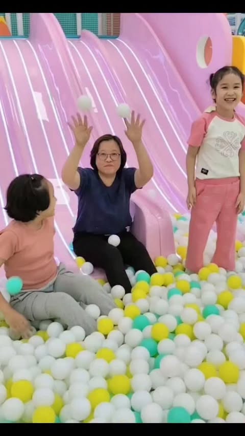 Instagram post by @mommylandph for BrandBuzz PH. Caption reads: [...] #kidzooonabringmoresmiles #BrandBuzzPH....