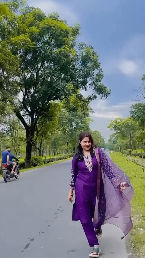 Instagram post by @sah_guriya19 for Meesho. Caption reads: Comment "Link" For Kurti set ✨ @meeshoapp . . . .....