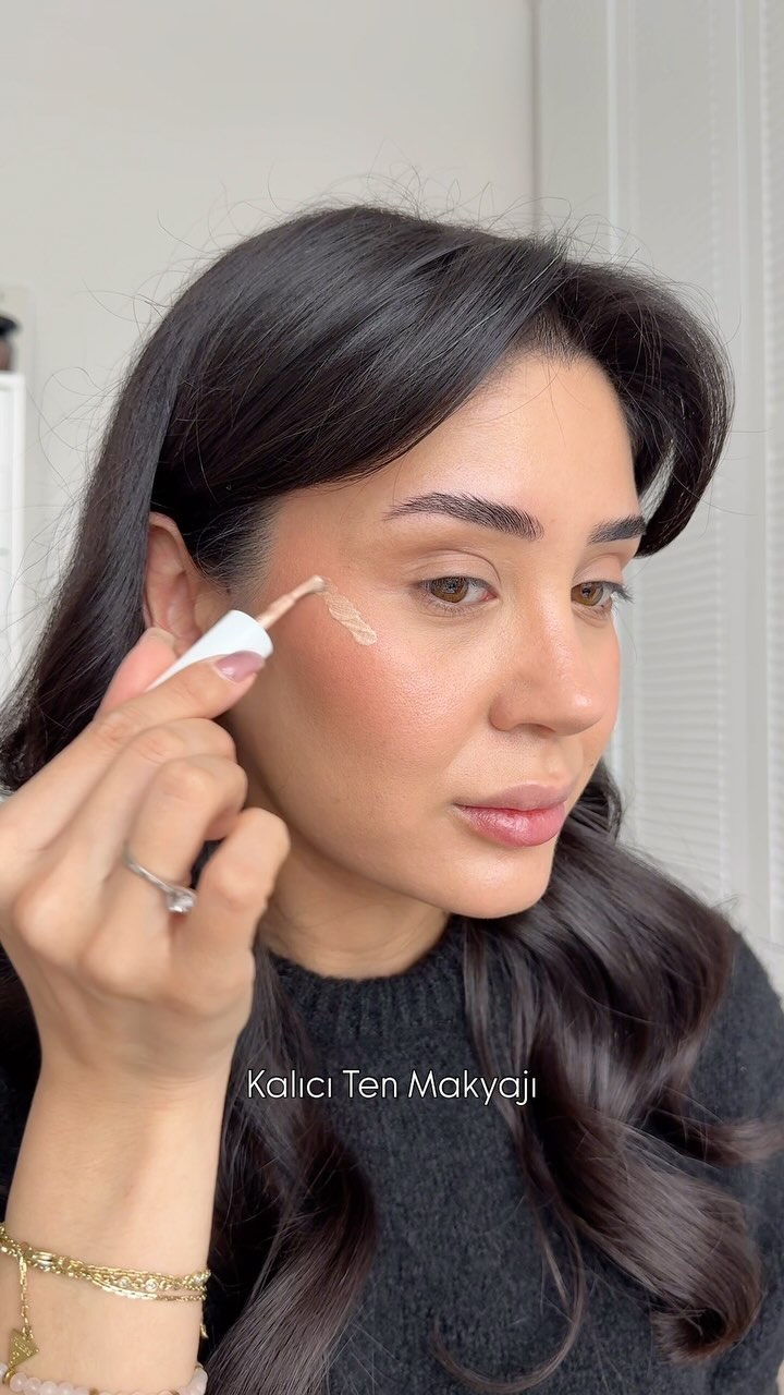 Instagram post by @selinbellii for Physicians Formula. Caption reads: Sizin ten makyajınızda en dikkat ettiğiniz adım....