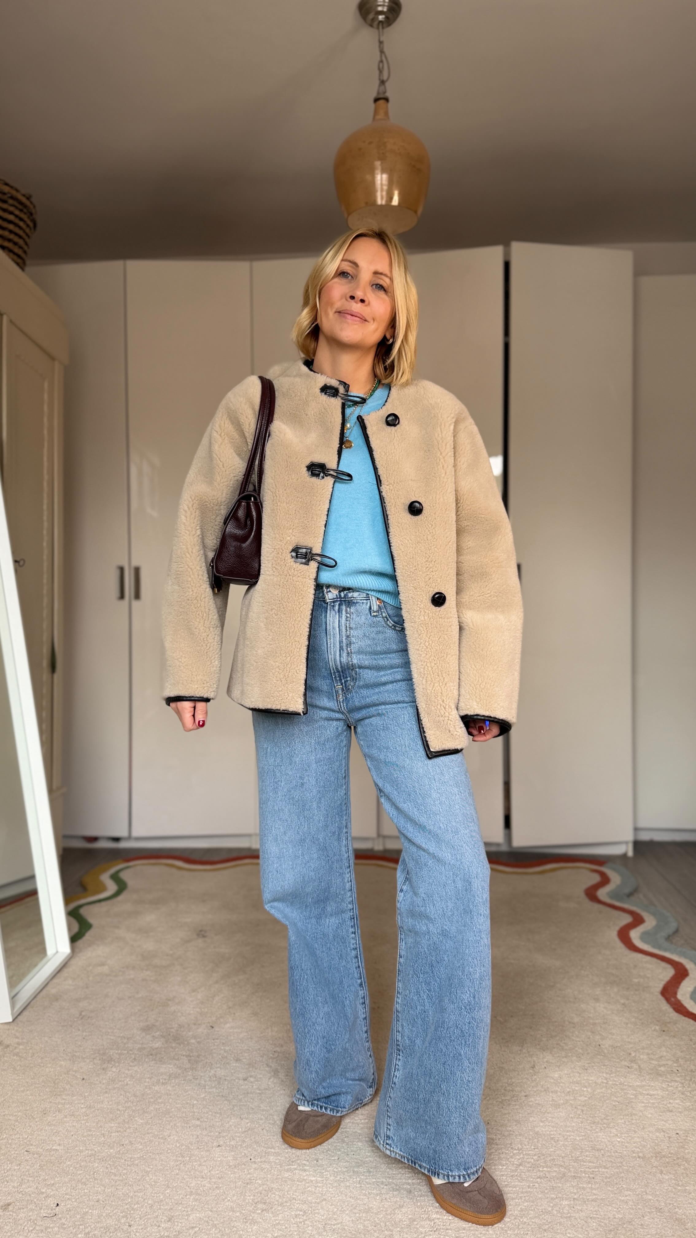 Instagram post by @ashley.dainty for Glassworks London. Caption reads: [...] me super cosy 👌🏻☺️ 
.
Jumper 🩵....