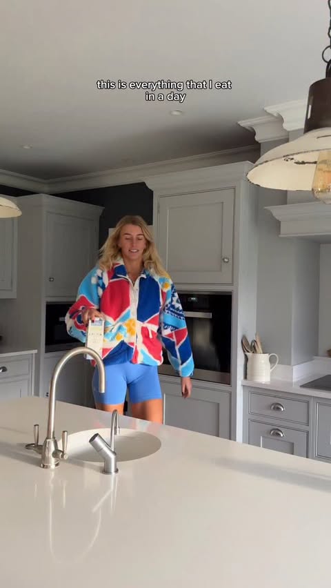 Instagram post by @zannavandijk for Califia Farms. Caption reads: [...] 🫶🏼 

Featuring my favourite @califiafarms....