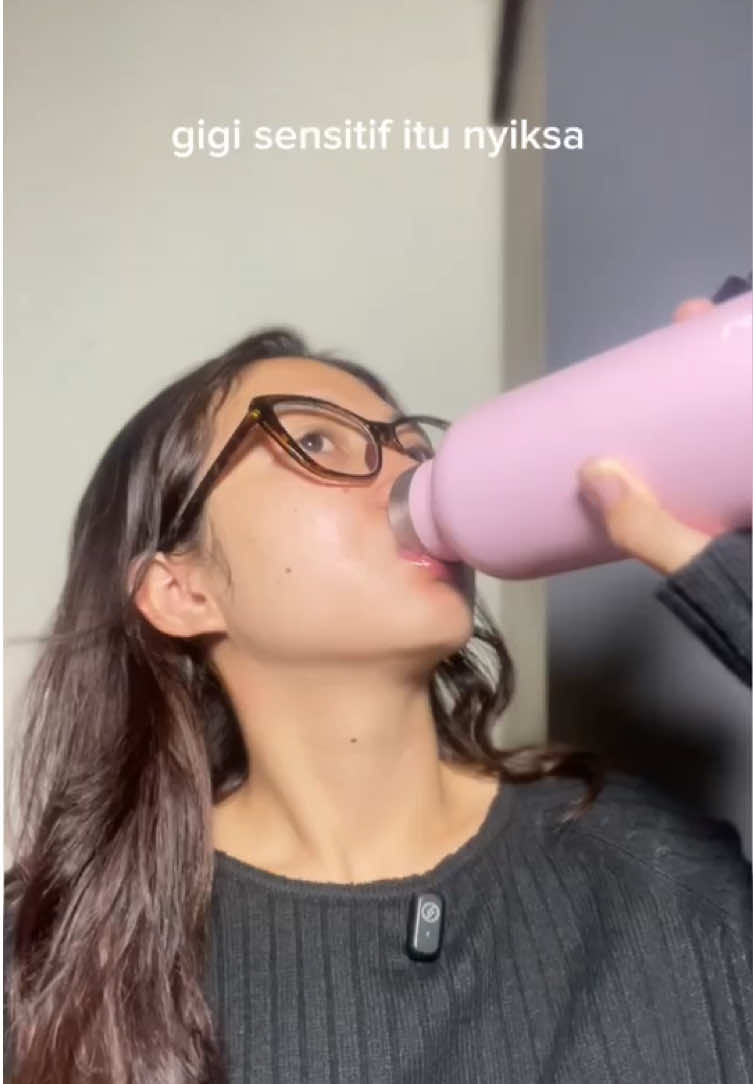 TikTok post by @saskiyyaulia for Metooo. Caption reads: udah nyaman deh sekarang mau minum dan makan panas....