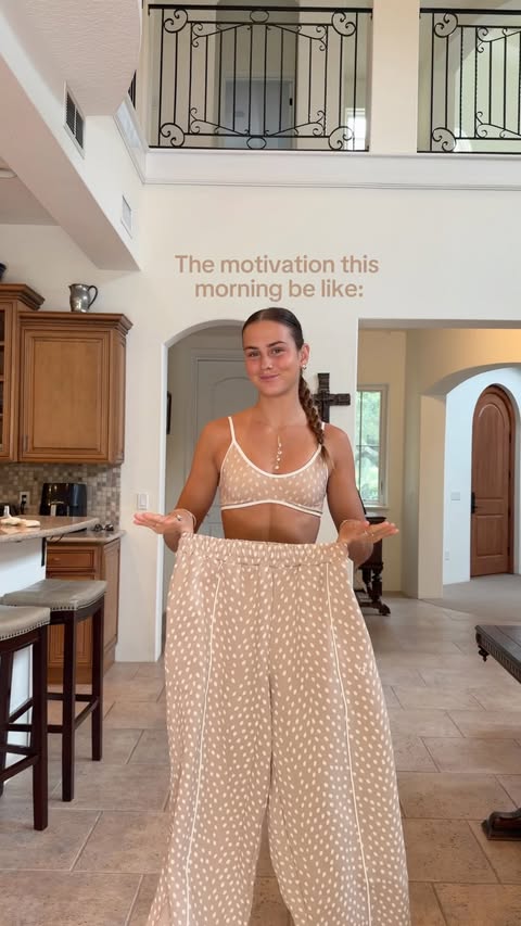 Instagram post by @skyeehmann_ for TEVEO. Caption reads: [...] desire to get to the gym🤎 @teveo BAMBIDOTS....