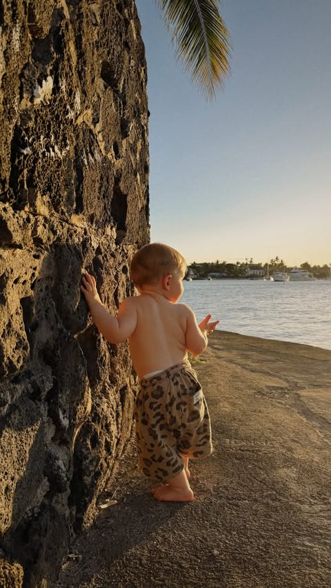 Instagram post by @lealachowski for IZIPIZI. Caption reads: Ma petite famille 🩷 #mauritius #babyboy #family....